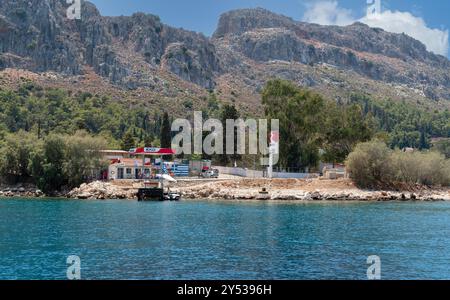 Kastellorizo ​​island, Dodekanisos, Grèce - 6 août 2024 : station-service de marque EKO construite en bord de mer, principalement pour les véhicules maritimes. Banque D'Images