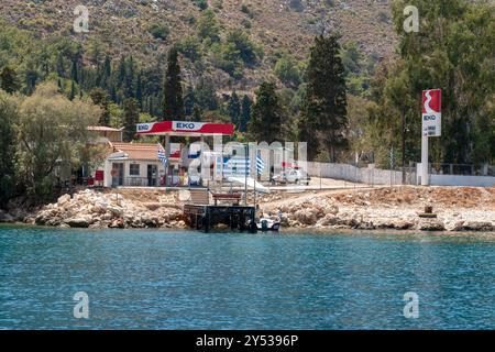 Kastellorizo ​​island, Dodekanisos, Grèce - 6 août 2024 : vue rapprochée de la station-service de marque EKO construite en bord de mer, principalement pour les véhicules maritimes. Banque D'Images