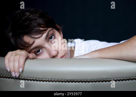 Greta Fernandez pose une séance de portrait lors de la promotion de la hija del Ladron , à l'Hôtel Maria Cristina le 24 septembre 2019 à San Sebastian, Espagne. Banque D'Images