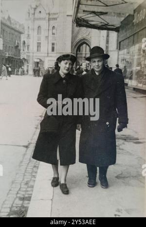 Novi Sad Voïvodine Yougoslavie, dimanche des Rameaux 1952 : un couple debout dans la rue posant pour une photo Banque D'Images