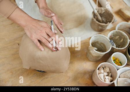 Jeune femme avec du vernis à ongles faisant de la poterie. Banque D'Images