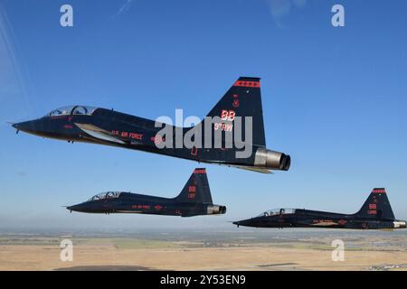 Le 1st reconnaissance T-38 talons de l'US Air Force effectue un survol de la base aérienne de Beale, Californie, le 11 septembre 2024. Sur le terrain, l'équipe Beale honorée Banque D'Images