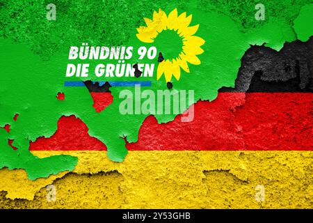 Allemagne - 20 septembre 2024 : image symbolique du crash politique du gouvernement des feux de signalisation en Allemagne. Logo Alliance 90/The Greens Party sur un mur fissuré avec le drapeau allemand. PHOTOMONTAGE *** Symbolbild zum politischen Absturz der Ampel-Regierung in Deutschland. Bündnis 90/Die Grünen Parteilogo auf einer rissigen Mauer mit Deutschland Flagge. FOTOMONTAGE Banque D'Images