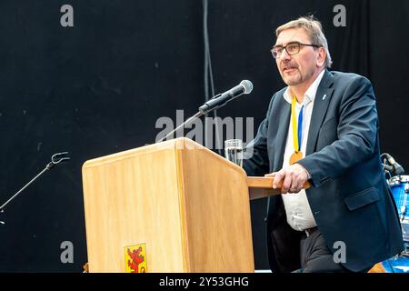 644. Diepholzer Großmarkt - Festredner Sven Ambrosy erhielt Diepholzer Ganz überreicht / 20.09.2024, Festzelt, Diepholz, 644. Diepholzer Großmarkt - Festredner Sven Ambrosy erhielt Diepholzer Ganz überreicht, im Bild Im Großen Festzelt GE es am Freitag 20.09.2024 UM 11 Uhr mit dem Frühschoppen der Stadt Diepholz für geladene Gäste weiter. Der Festredner kam in diesem Jahr aus dem Landkreis Friesland. Sven Ambrosy ist dort seit 2003 Landrat. Seit März 2022 ist er zudem Präsident des Niedersächsischen Landkreistages und seit September 2022 Vizepräsident des Deutschen Landkreistages. Traditions Banque D'Images