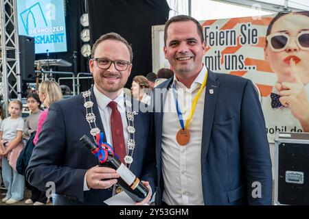 644. Diepholzer Großmarkt - Festredner Sven Ambrosy erhielt Diepholzer Ganz überreicht / 20.09.2024, Festzelt, Diepholz, 644. Diepholzer Großmarkt - Festredner Sven Ambrosy erhielt Diepholzer Ganz überreicht, im Bild Im Großen Festzelt GE es am Freitag 20.09.2024 UM 11 Uhr mit dem Frühschoppen der Stadt Diepholz für geladene Gäste weiter. Der Festredner kam in diesem Jahr aus dem Landkreis Friesland. Sven Ambrosy ist dort seit 2003 Landrat. Seit März 2022 ist er zudem Präsident des Niedersächsischen Landkreistages und seit September 2022 Vizepräsident des Deutschen Landkreistages. Traditions Banque D'Images