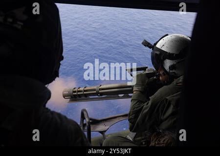 Le Cpl Scott Detar du corps des Marines des États-Unis, un chef d'équipage UH-1Y Venom du Marine Medium Tiltrotor Squadron 262 (rein.), 31st Marine Expeditionary Unit, tire Banque D'Images