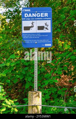 Toronto, Canada - 14 septembre 2024 : panneau d'avertissement de danger dans Guild Park and Gardens. Banque D'Images