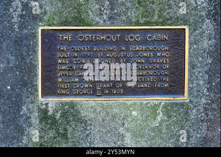 Toronto, Canada - 14 septembre 2024 : plaque historique sur la cabane Osterhout dans le Guild Park and Gardens. Banque D'Images