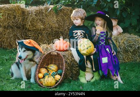 Halloween fête d'enfants dans le jardin avec des citrouilles. Joyeux fête d'Halloween pour les enfants. Halloween enfants concept de vacances. Banque D'Images