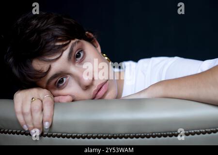 Greta Fernandez pose une séance de portrait lors de la promotion de la hija del Ladron , à l'Hôtel Maria Cristina le 24 septembre 2019 à San Sebastian, Espagne. Banque D'Images