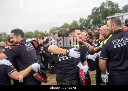 Une journée de joie pour les 400 nouveaux Mossos d'Esquadra et les 600 policiers locaux qui ont reçu aujourd'hui leurs diplômes, les reconnaissant officiellement comme policiers. Le Président de la Generalitat a souligné que, dans un contexte où la criminalité augmente, les policiers sont plus que jamais nécessaires. Día de alegría para los 400 nuevos Mossos d'Esquadra y los 600 policías locales que hoy han recibido el diploma de graduación que los acredita como policías. El presidente de la Generalitat ha destacado que, en un contexto en el que la criminalidad aumenta, los polic& Banque D'Images