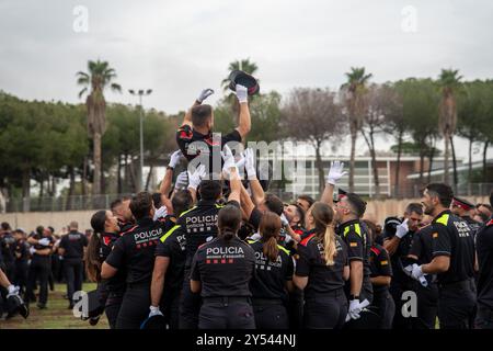 Une journée de joie pour les 400 nouveaux Mossos d'Esquadra et les 600 policiers locaux qui ont reçu aujourd'hui leurs diplômes, les reconnaissant officiellement comme policiers. Le Président de la Generalitat a souligné que, dans un contexte où la criminalité augmente, les policiers sont plus que jamais nécessaires. Día de alegría para los 400 nuevos Mossos d'Esquadra y los 600 policías locales que hoy han recibido el diploma de graduación que los acredita como policías. El presidente de la Generalitat ha destacado que, en un contexto en el que la criminalidad aumenta, los polic& Banque D'Images