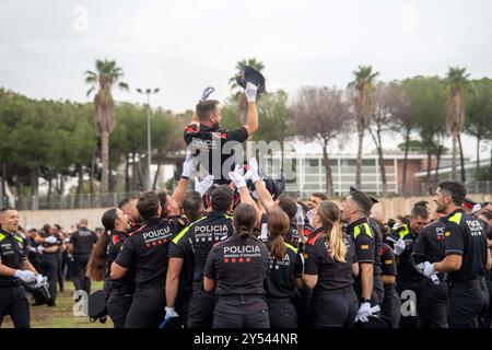 Une journée de joie pour les 400 nouveaux Mossos d'Esquadra et les 600 policiers locaux qui ont reçu aujourd'hui leurs diplômes, les reconnaissant officiellement comme policiers. Le Président de la Generalitat a souligné que, dans un contexte où la criminalité augmente, les policiers sont plus que jamais nécessaires. Día de alegría para los 400 nuevos Mossos d'Esquadra y los 600 policías locales que hoy han recibido el diploma de graduación que los acredita como policías. El presidente de la Generalitat ha destacado que, en un contexto en el que la criminalidad aumenta, los polic& Banque D'Images