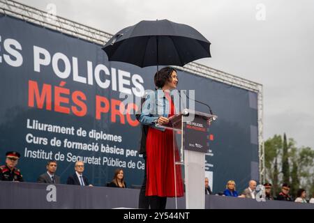 Une journée de joie pour les 400 nouveaux Mossos d'Esquadra et les 600 policiers locaux qui ont reçu aujourd'hui leurs diplômes, les reconnaissant officiellement comme policiers. Le Président de la Generalitat a souligné que, dans un contexte où la criminalité augmente, les policiers sont plus que jamais nécessaires. Día de alegría para los 400 nuevos Mossos d'Esquadra y los 600 policías locales que hoy han recibido el diploma de graduación que los acredita como policías. El presidente de la Generalitat ha destacado que, en un contexto en el que la criminalidad aumenta, los polic& Banque D'Images