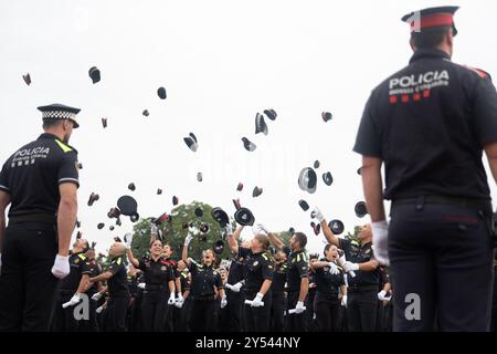 Une journée de joie pour les 400 nouveaux Mossos d'Esquadra et les 600 policiers locaux qui ont reçu aujourd'hui leurs diplômes, les reconnaissant officiellement comme policiers. Le Président de la Generalitat a souligné que, dans un contexte où la criminalité augmente, les policiers sont plus que jamais nécessaires. Día de alegría para los 400 nuevos Mossos d'Esquadra y los 600 policías locales que hoy han recibido el diploma de graduación que los acredita como policías. El presidente de la Generalitat ha destacado que, en un contexto en el que la criminalidad aumenta, los polic& Banque D'Images