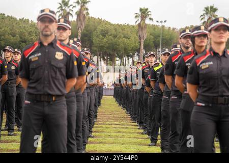 Une journée de joie pour les 400 nouveaux Mossos d'Esquadra et les 600 policiers locaux qui ont reçu aujourd'hui leurs diplômes, les reconnaissant officiellement comme policiers. Le Président de la Generalitat a souligné que, dans un contexte où la criminalité augmente, les policiers sont plus que jamais nécessaires. Día de alegría para los 400 nuevos Mossos d'Esquadra y los 600 policías locales que hoy han recibido el diploma de graduación que los acredita como policías. El presidente de la Generalitat ha destacado que, en un contexto en el que la criminalidad aumenta, los polic& Banque D'Images