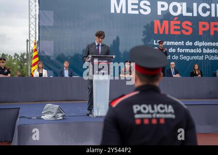 Une journée de joie pour les 400 nouveaux Mossos d'Esquadra et les 600 policiers locaux qui ont reçu aujourd'hui leurs diplômes, les reconnaissant officiellement comme policiers. Le Président de la Generalitat a souligné que, dans un contexte où la criminalité augmente, les policiers sont plus que jamais nécessaires. Día de alegría para los 400 nuevos Mossos d'Esquadra y los 600 policías locales que hoy han recibido el diploma de graduación que los acredita como policías. El presidente de la Generalitat ha destacado que, en un contexto en el que la criminalidad aumenta, los polic& Banque D'Images