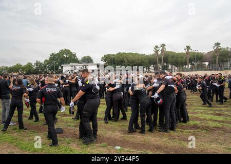 Une journée de joie pour les 400 nouveaux Mossos d'Esquadra et les 600 policiers locaux qui ont reçu aujourd'hui leurs diplômes, les reconnaissant officiellement comme policiers. Le Président de la Generalitat a souligné que, dans un contexte où la criminalité augmente, les policiers sont plus que jamais nécessaires. Día de alegría para los 400 nuevos Mossos d'Esquadra y los 600 policías locales que hoy han recibido el diploma de graduación que los acredita como policías. El presidente de la Generalitat ha destacado que, en un contexto en el que la criminalidad aumenta, los polic& Banque D'Images