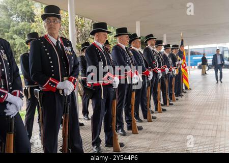 Une journée de joie pour les 400 nouveaux Mossos d'Esquadra et les 600 policiers locaux qui ont reçu aujourd'hui leurs diplômes, les reconnaissant officiellement comme policiers. Le Président de la Generalitat a souligné que, dans un contexte où la criminalité augmente, les policiers sont plus que jamais nécessaires. Día de alegría para los 400 nuevos Mossos d'Esquadra y los 600 policías locales que hoy han recibido el diploma de graduación que los acredita como policías. El presidente de la Generalitat ha destacado que, en un contexto en el que la criminalidad aumenta, los polic& Banque D'Images