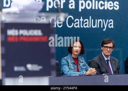 Une journée de joie pour les 400 nouveaux Mossos d'Esquadra et les 600 policiers locaux qui ont reçu aujourd'hui leurs diplômes, les reconnaissant officiellement comme policiers. Le Président de la Generalitat a souligné que, dans un contexte où la criminalité augmente, les policiers sont plus que jamais nécessaires. Día de alegría para los 400 nuevos Mossos d'Esquadra y los 600 policías locales que hoy han recibido el diploma de graduación que los acredita como policías. El presidente de la Generalitat ha destacado que, en un contexto en el que la criminalidad aumenta, los polic& Banque D'Images