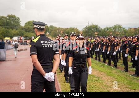 Une journée de joie pour les 400 nouveaux Mossos d'Esquadra et les 600 policiers locaux qui ont reçu aujourd'hui leurs diplômes, les reconnaissant officiellement comme policiers. Le Président de la Generalitat a souligné que, dans un contexte où la criminalité augmente, les policiers sont plus que jamais nécessaires. Día de alegría para los 400 nuevos Mossos d'Esquadra y los 600 policías locales que hoy han recibido el diploma de graduación que los acredita como policías. El presidente de la Generalitat ha destacado que, en un contexto en el que la criminalidad aumenta, los polic& Banque D'Images
