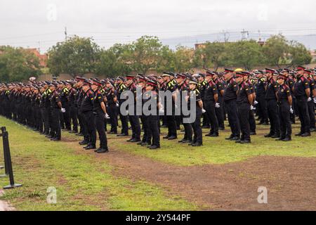 Une journée de joie pour les 400 nouveaux Mossos d'Esquadra et les 600 policiers locaux qui ont reçu aujourd'hui leurs diplômes, les reconnaissant officiellement comme policiers. Le Président de la Generalitat a souligné que, dans un contexte où la criminalité augmente, les policiers sont plus que jamais nécessaires. Día de alegría para los 400 nuevos Mossos d'Esquadra y los 600 policías locales que hoy han recibido el diploma de graduación que los acredita como policías. El presidente de la Generalitat ha destacado que, en un contexto en el que la criminalidad aumenta, los polic& Banque D'Images