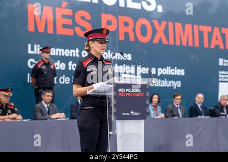 Une journée de joie pour les 400 nouveaux Mossos d'Esquadra et les 600 policiers locaux qui ont reçu aujourd'hui leurs diplômes, les reconnaissant officiellement comme policiers. Le Président de la Generalitat a souligné que, dans un contexte où la criminalité augmente, les policiers sont plus que jamais nécessaires. Día de alegría para los 400 nuevos Mossos d'Esquadra y los 600 policías locales que hoy han recibido el diploma de graduación que los acredita como policías. El presidente de la Generalitat ha destacado que, en un contexto en el que la criminalidad aumenta, los polic& Banque D'Images