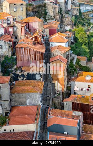 Une rangée de maisons aux toits rouges et aux murs bruns. Les maisons sont alignées en rangée, certaines d'entre elles ayant des balcons. Scène est l'un d'un pittoresque. Porto, Banque D'Images