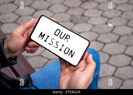 Notre message de mission écrit sur l'écran du smartphone. Conceptuel notre symbole de mission. Copier l'espace. Banque D'Images