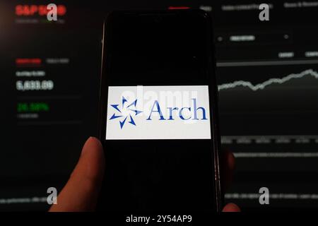 Dans cette illustration photo, le logo Arch Capital Group est affiché sur un smartphone avec un fond de site Web S&P index. Banque D'Images