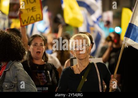 Les manifestants brandissent des drapeaux et des panneaux anti-guerre lors d'un rassemblement à Jérusalem pour la libération des otages à Gaza et la fin de la guerre entre Israël et le Hamas le 14/9/24 Banque D'Images