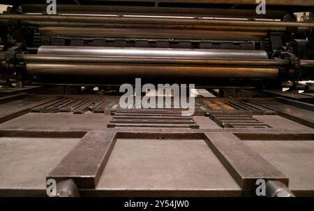rouleaux d'impression dans une machine d'impression pour appliquer de la peinture sur le matériau réfléchissant l'impression Banque D'Images