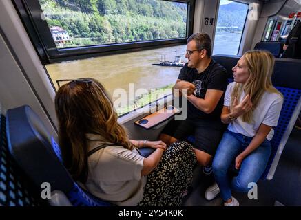 Decin, République tchèque. 20 septembre 2024. Le premier jour des élections du Conseil régional d'Usti à Dolni Zleb, à Decin, République tchèque, le 20 septembre 2024, là où la route est inondée par l'Elbe et le seul moyen possible d'y arriver est le train. Membres de la Commission électorale dans le train. Crédit : Ondrej Hajek/CTK photo/Alamy Live News Banque D'Images