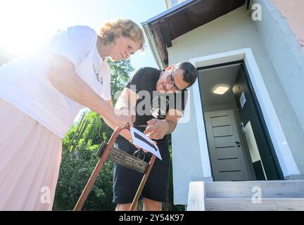 Decin, République tchèque. 20 septembre 2024. Le premier jour des élections du Conseil régional d'Usti à Dolni Zleb, à Decin, République tchèque, le 20 septembre 2024, là où la route est inondée par l'Elbe et le seul moyen possible d'y arriver est le train. Les membres de la Commission électorale préparent le bureau de vote. Crédit : Ondrej Hajek/CTK photo/Alamy Live News Banque D'Images