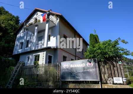 Decin, République tchèque. 20 septembre 2024. Le premier jour des élections du Conseil régional d'Usti à Dolni Zleb, à Decin, République tchèque, le 20 septembre 2024, là où la route est inondée par l'Elbe et le seul moyen possible d'y arriver est le train. Crédit : Ondrej Hajek/CTK photo/Alamy Live News Banque D'Images