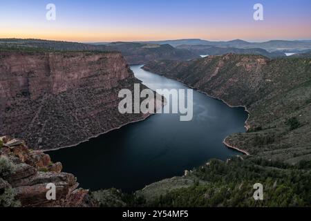 Dernière lumière sur la rivière Green, dans la zone de loisirs nationale de Flaming gorge, dans la forêt nationale d'Ashley, près de Dutch John, Utah. Banque D'Images