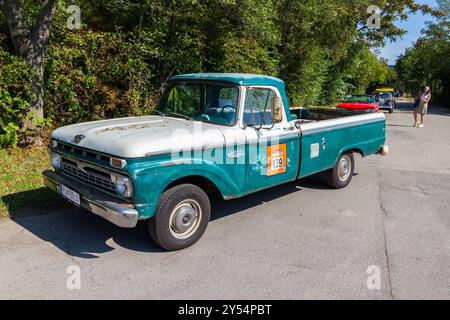 Ford F-100 1960s pick-up aux Vienna Classic Days 2024, oldtimer car Parade, Donaupark, Vienne, Autriche Banque D'Images