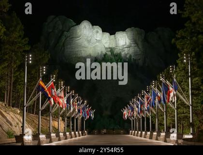 Cérémonie d'illumination nocturne de l'avenue des drapeaux, au Mount Rushmore National Memorial, près de Keystone, Dakota du Sud. Banque D'Images