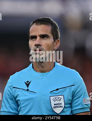 PRAGUE, RÉPUBLIQUE TCHÈQUE - 18 SEPTEMBRE : L'arbitre assistant slovène jure Praprotnik regarde, tire sur la tête, tête et épaules lors des Champions l de l'UEFA Banque D'Images