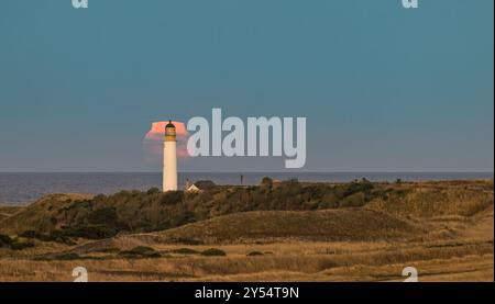 Moisson supermoon se lève derrière le phare de Barns Ness, Dunbar, East Lothian, Écosse, Royaume-Uni Banque D'Images