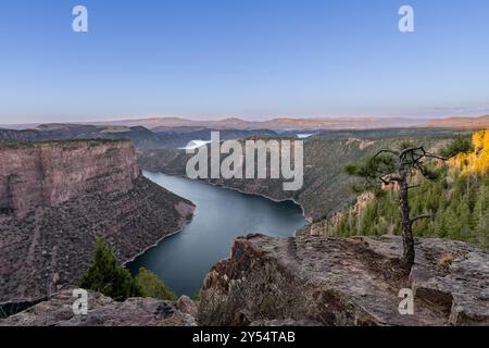 Dernière lumière sur la rivière Green, dans la zone de loisirs nationale de Flaming gorge, dans la forêt nationale d'Ashley, près de Dutch John, Utah. Banque D'Images