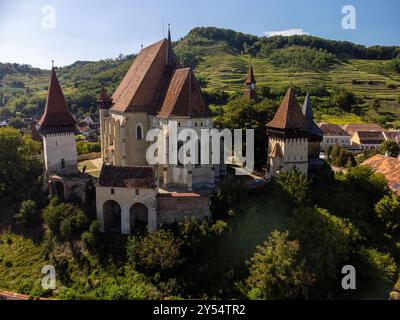 Drone vue d'une église médiévale fortifiée de Biertan dans une journée ensoleillée d'été en Roumanie Banque D'Images