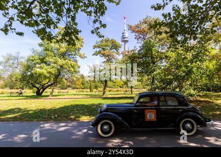 Vienna Classic Days 2024, défilé de voitures oldtimer, Donaupark, Vienne, Autriche Banque D'Images