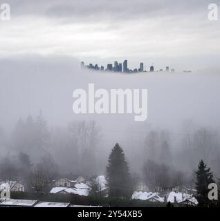 Ville dans le ciel. Matin d'hiver brumeux à Vancouver, Canada Banque D'Images