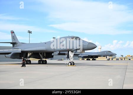 Deux B-1B Lancers attachés au 34th Bomb Squadron sont prêts à embarquer pour soutenir un exercice d'entraînement Raider Reach à la base aérienne d'Ellsworth. Banque D'Images