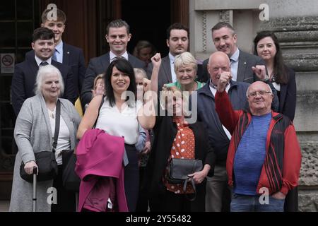 Grainne Teggart (première rangée, deuxième à gauche), directrice adjointe d'Amnesty International UK pour l'Irlande du Nord, avec des partisans de familes et des avocats devant la Cour d'appel des cours royales de justice de Belfast, après qu'un droit de veto du gouvernement sur les documents sensibles qui peuvent être divulgués par une nouvelle commission d'enquête sur les troubles a été jugé illégal. Date de la photo : vendredi 20 septembre 2024. Banque D'Images