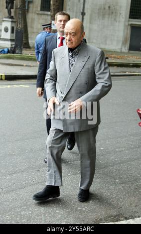 Pic montre : Mohamed Al-Fayed homme d'affaires égyptien vu ici arriver à la haute Cour de Londres en 2007 alors que son équipe juridique suivait et attendait avant Banque D'Images