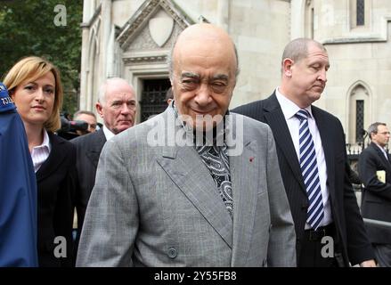 Pic montre : Mohamed Al-Fayed homme d'affaires égyptien vu ici arriver à la haute Cour de Londres en 2007 alors que son équipe juridique suivait et attendait avant Banque D'Images