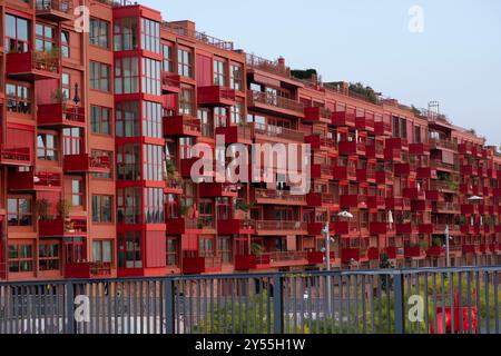 Lokdepot 123 la façade rouge distinctive d'un projet de logement dans la rue Lokdepot Berlin, Allemagne Banque D'Images