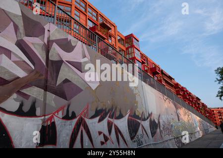 Lokdepot 123 la façade rouge distinctive d'un projet de logement et mur graffiné dans la rue Lokdepot Berlin, Allemagne Banque D'Images